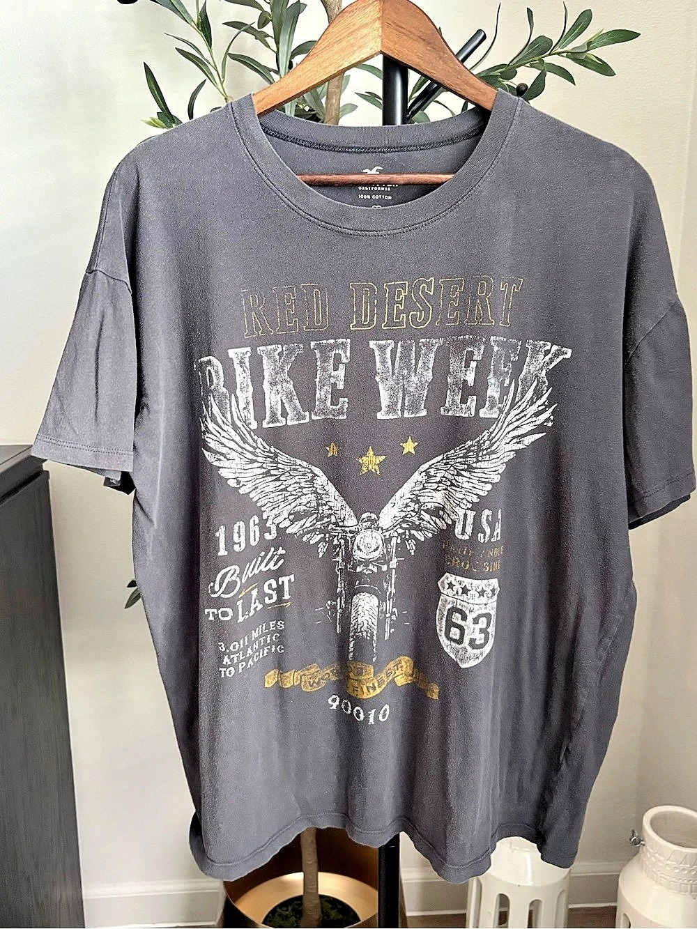 Hollister Red Desert Bike Week Graphic Tee Gray Medium